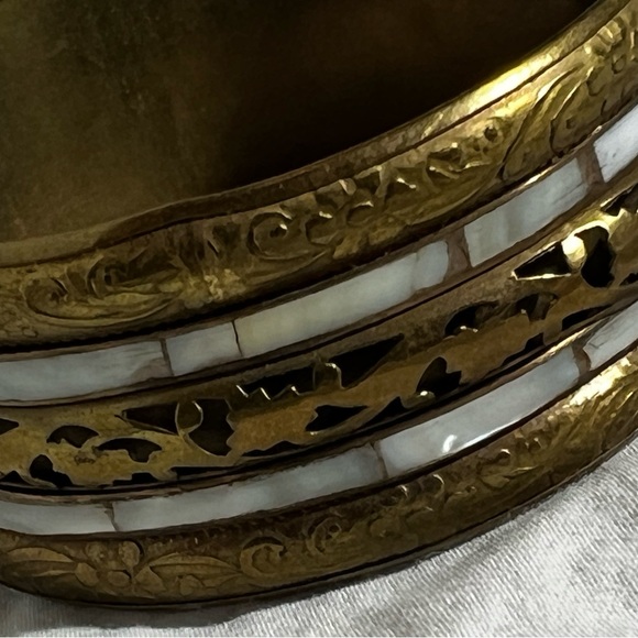 Vintage brass and mother of pearl bangle bracelet - Picture 2 of 5